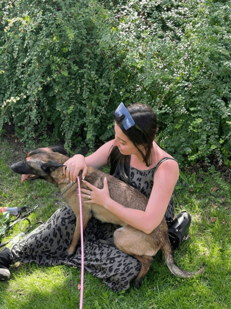 Mechelse Herder zit op Sophie (oprichter) haar schoot